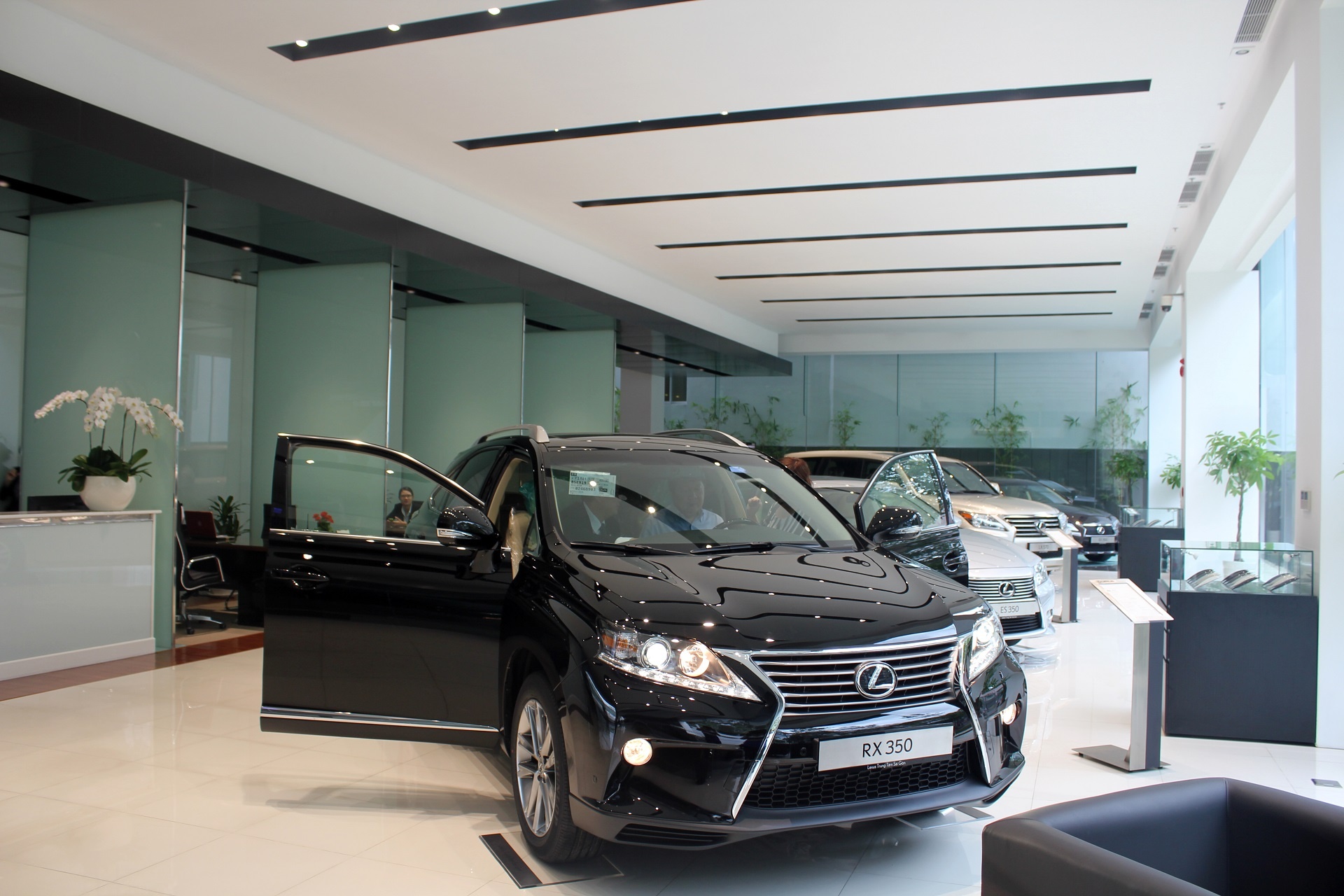 Showroom xe sang Lexus dau tien tai Viet Nam hinh anh