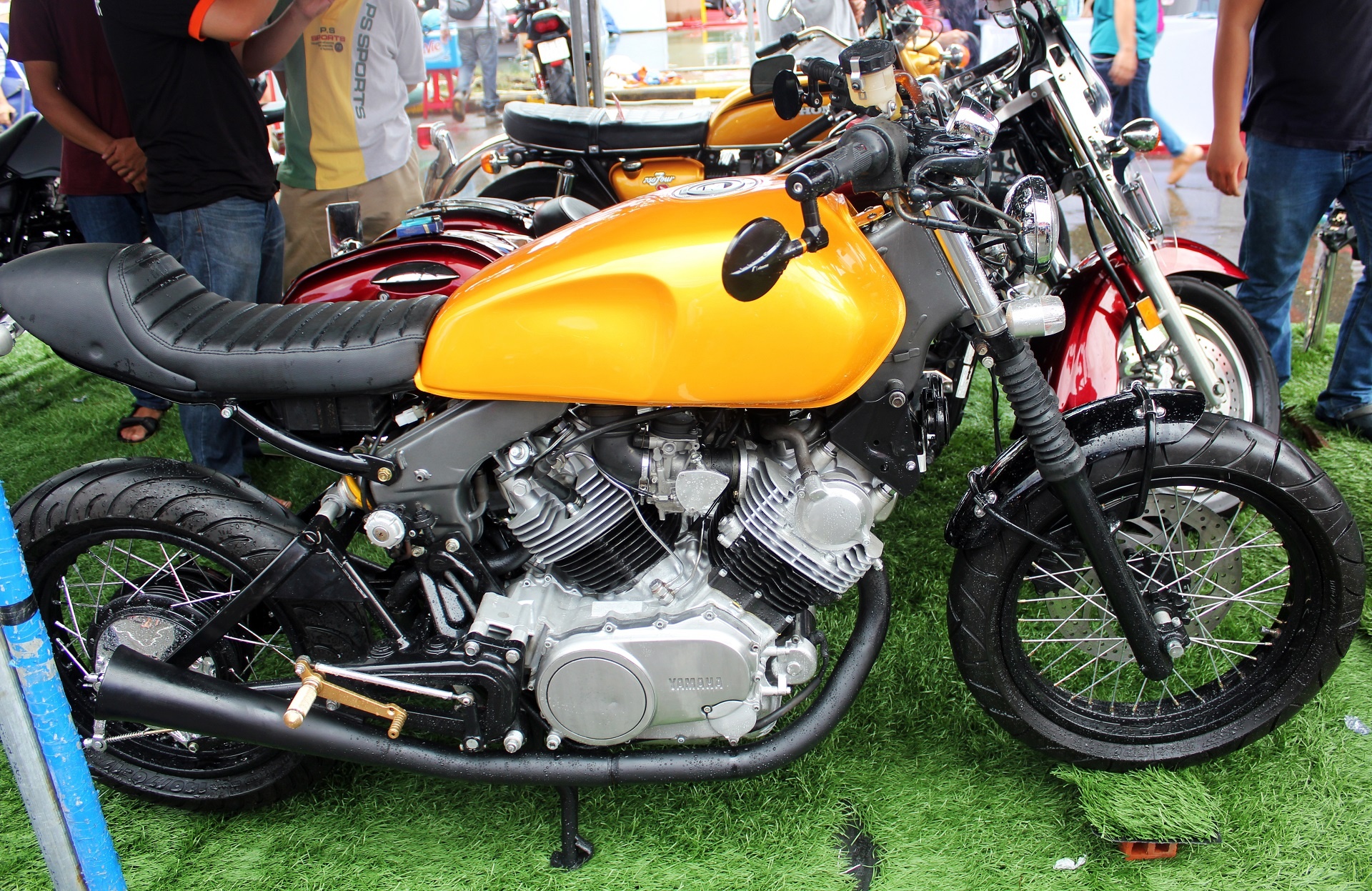 Yamaha VX750 do cafe racer voi can so ma vang o Sai Gon hinh anh