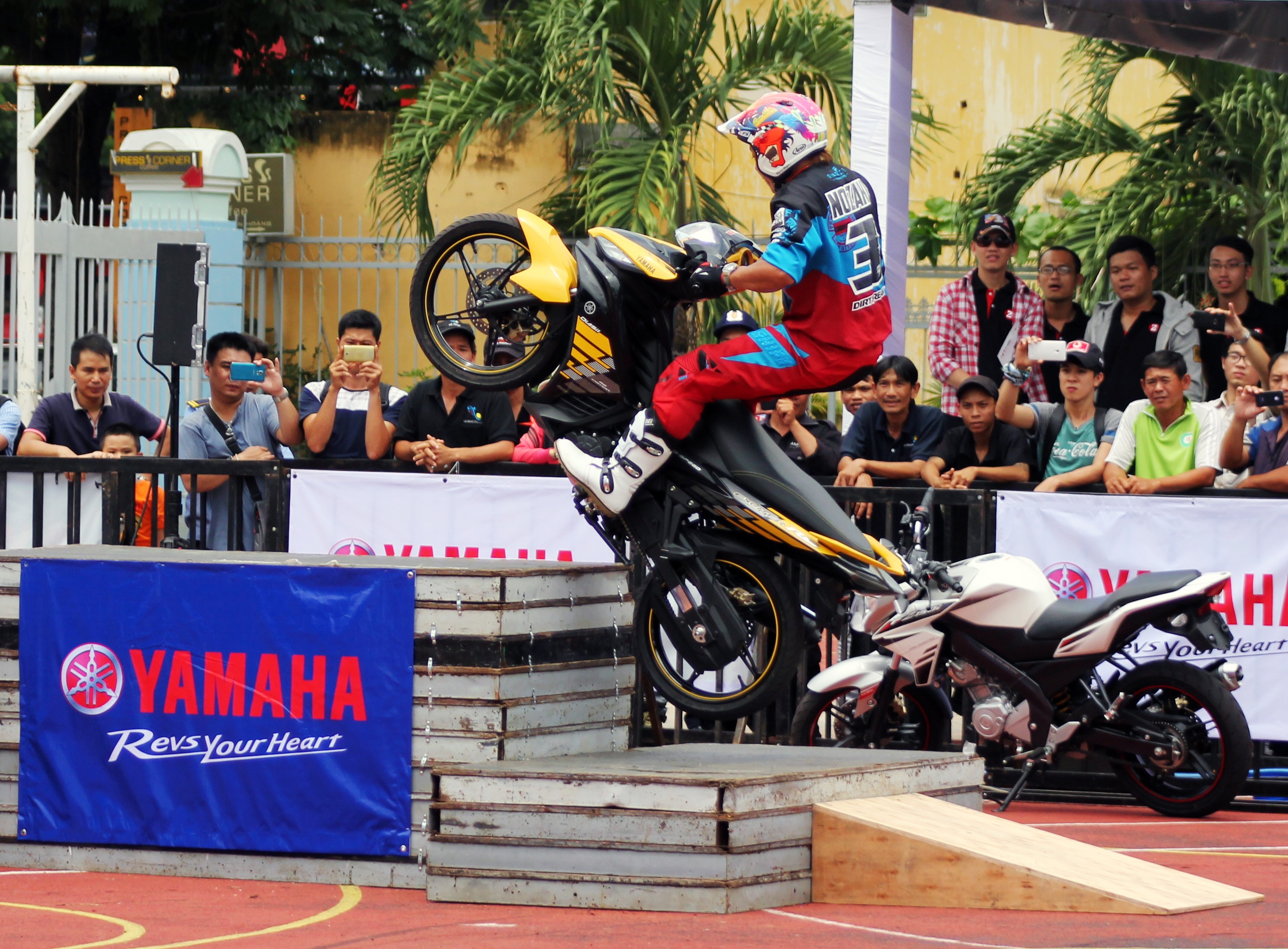 Lai xe bang chan voi Yamaha Exciter va FZ150i tai Sai Gon hinh anh