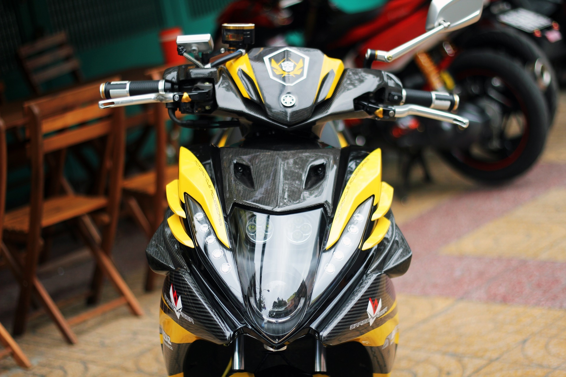 Biker Sai Gon chi hon 100 trieu do Nouvo carbon hinh anh