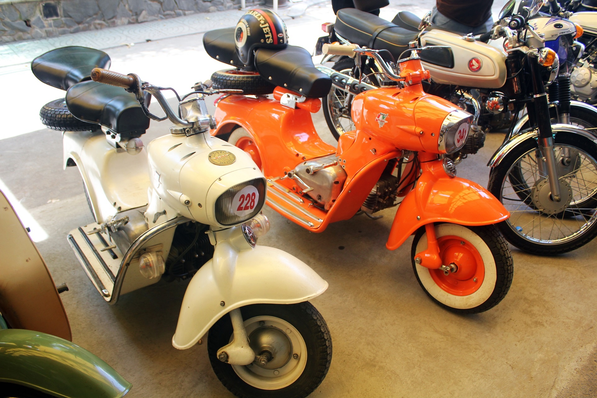 Cap doi xe co hang hiem gia 8.000 USD tai Viet Nam hinh anh