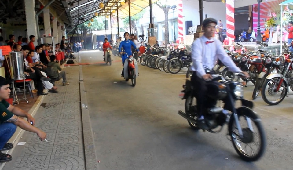 Dan xe co Hong Cuong dieu hanh truoc quan khach hinh anh