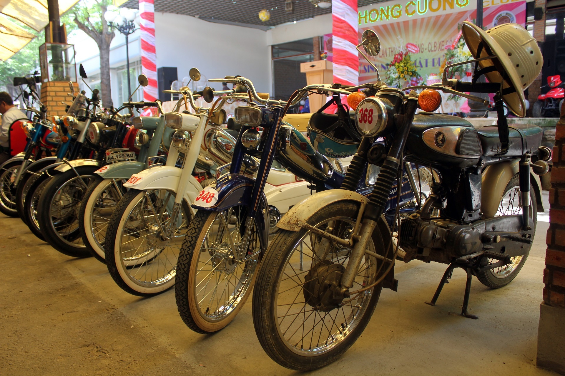 Xe co doc va khung te tuu tai Sai Gon hinh anh