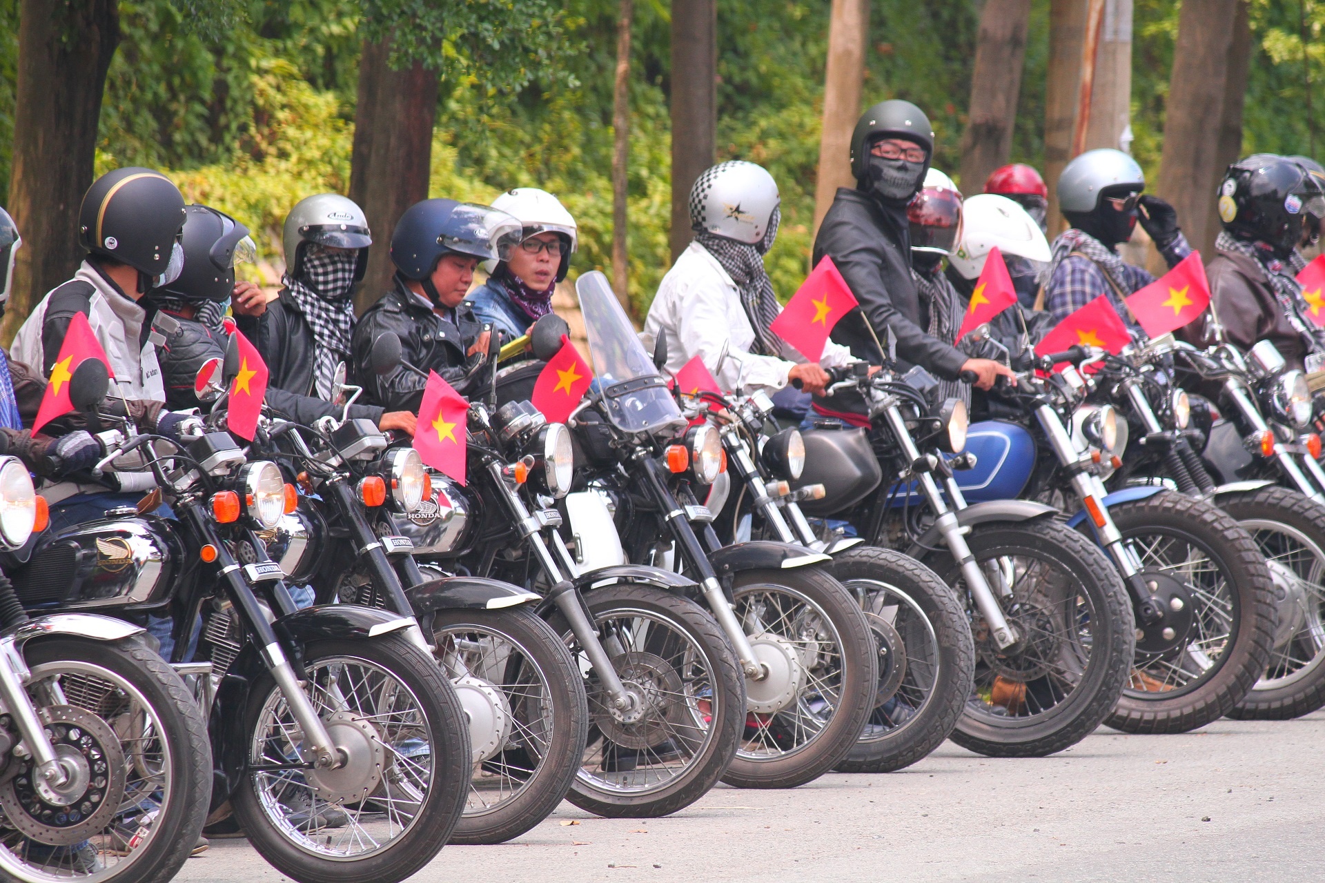 Hang tram chiec xe do khoi hanh len xu lanh hinh anh