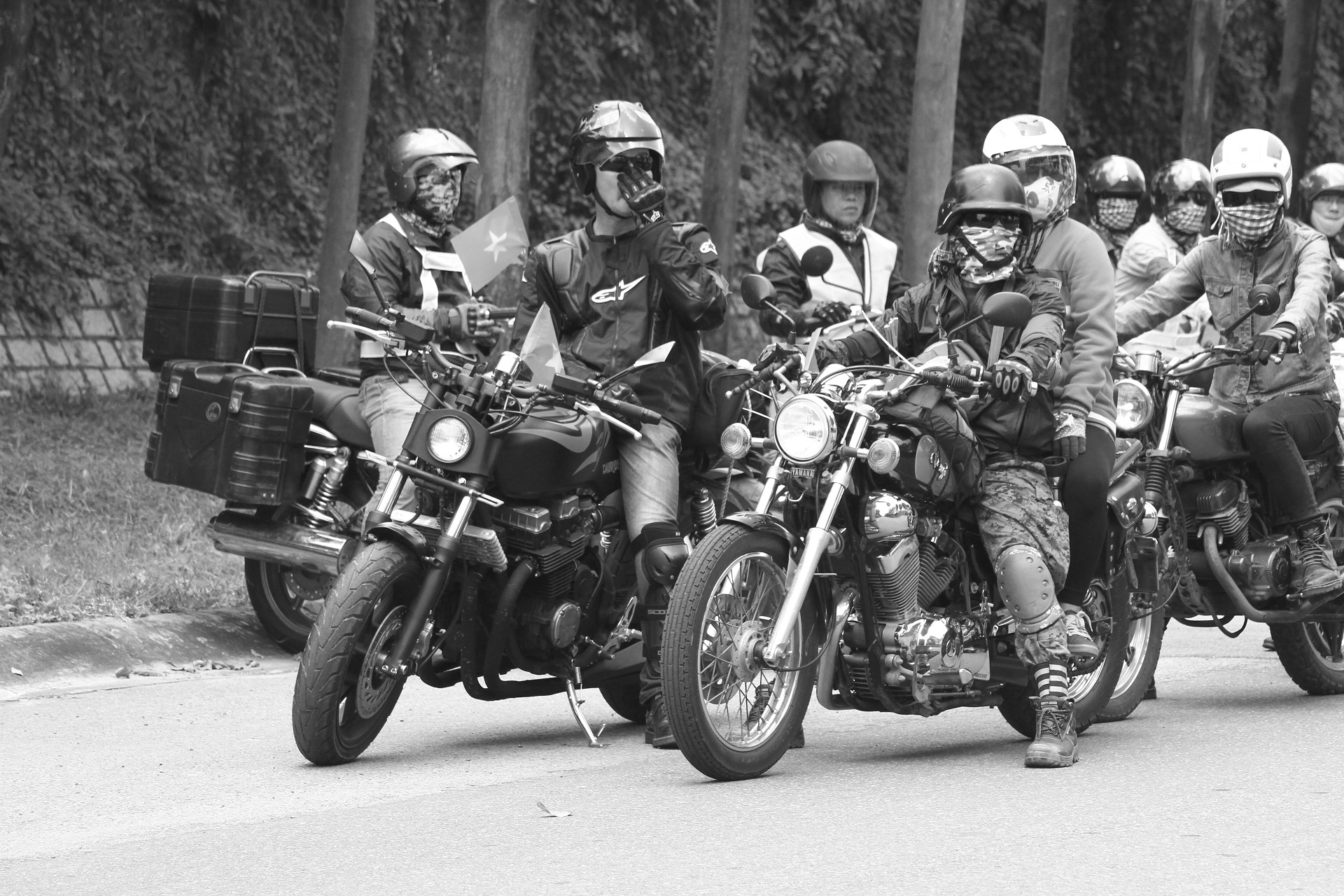 Dan xe do sieu an tuong trong tong mau den trang hinh anh