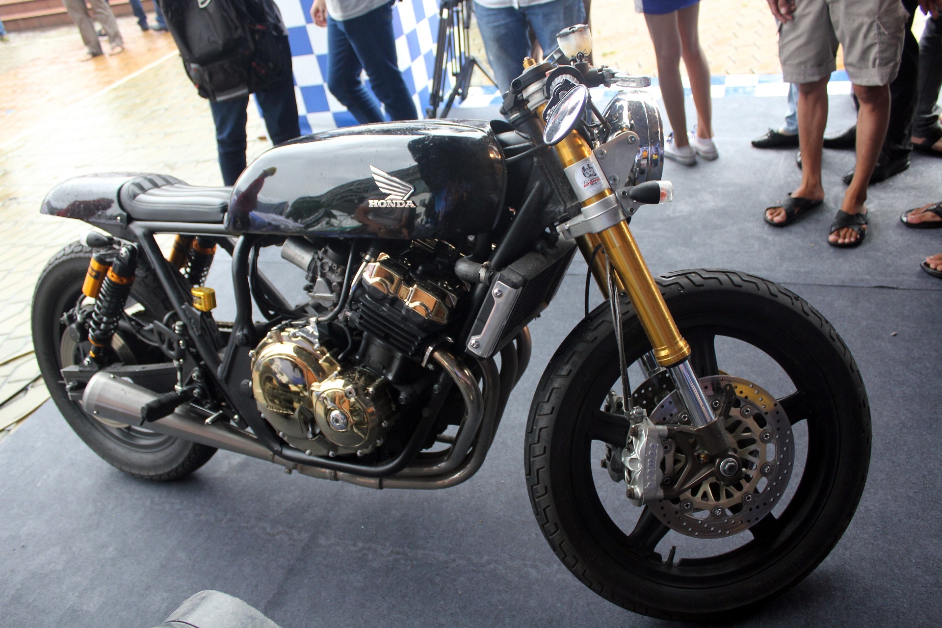 Honda CB400 doi cu lot xac voi nhieu chi tiet ma vang hinh anh