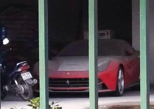 Sieu xe Ferrari F12 Berlinetta nam phu bui tai Hai Phong hinh anh