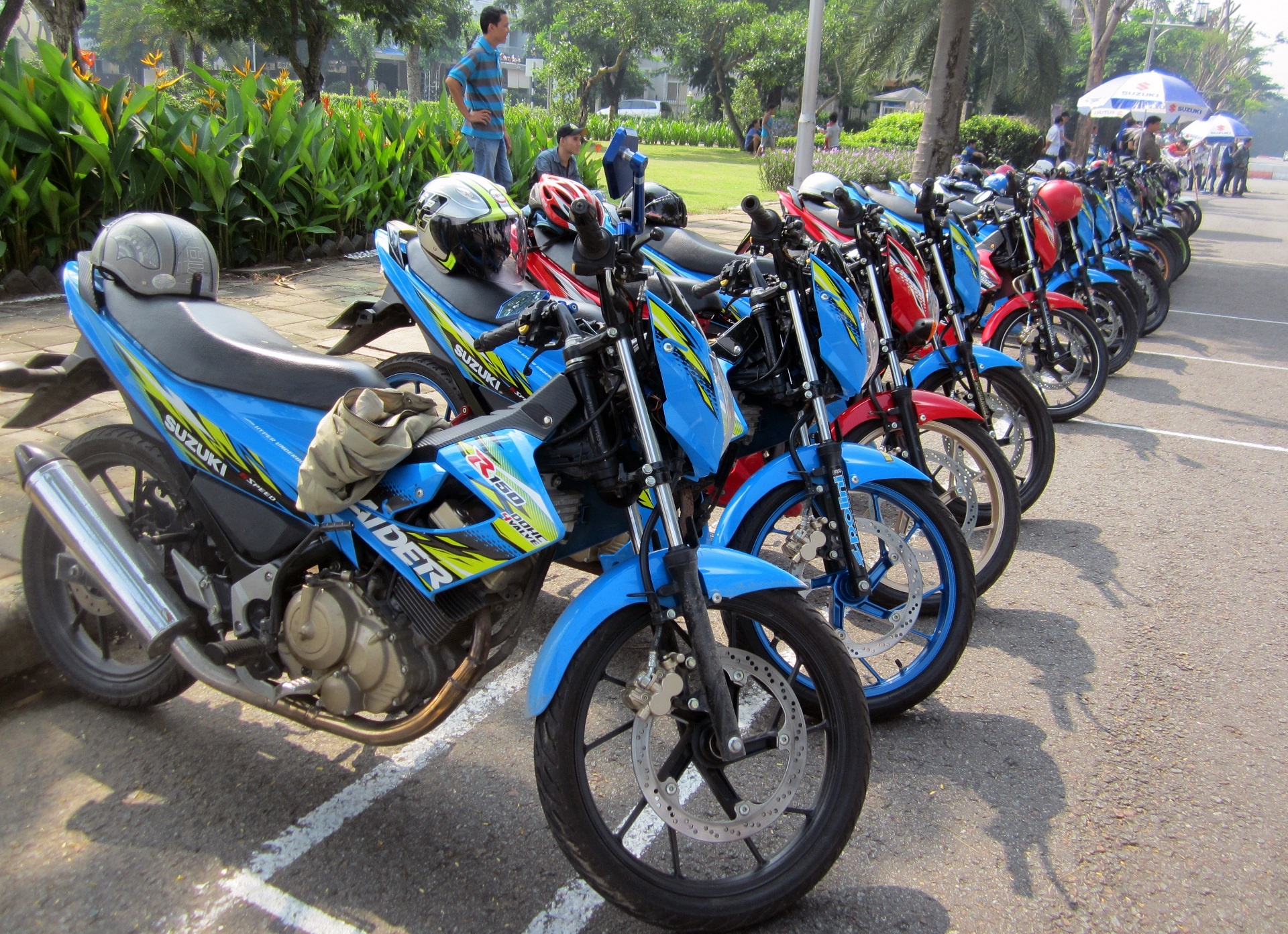 Hang tram biker tu hop lai thu Suzuki Raider tai Sai Gon hinh anh