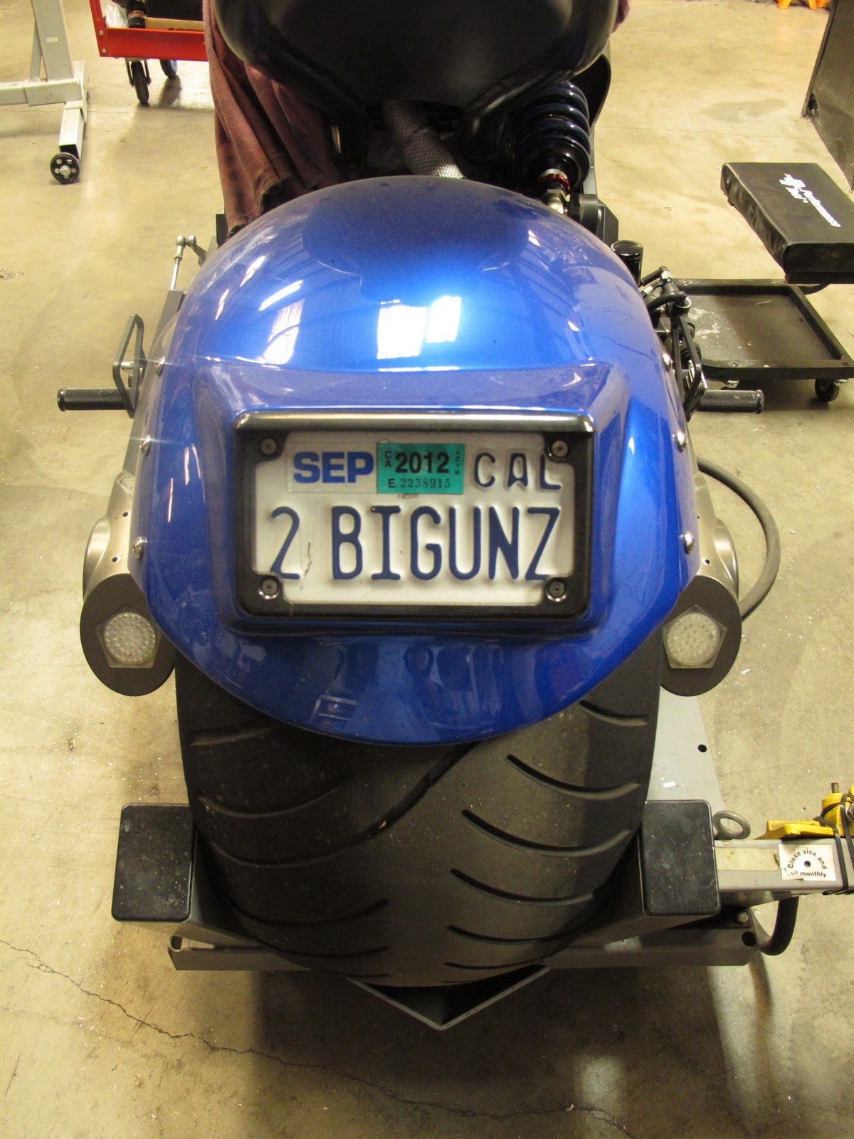 Thiết kế bắt đầu từ lốp xe. Kích thước bánh 250 phía trước và 300 × 35/18 phía sau. Tuy lốp cồng kềnh nhưng nó được tính toán chính xác để không ảnh hưởng tới khả năng vận hành. Và cũng bởi bộ lốp khổng lồ này nên Jafm được trang bị bộ phanh cực kỳ mạnh mẽ đề kìm cương.