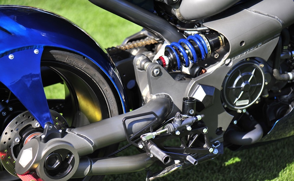 Hệ thống treo Ohlins ở phía trước và Penske ở phía sau, tay lái có thể điều chỉnh để tư thế của người lái được thoải mái nhất. 