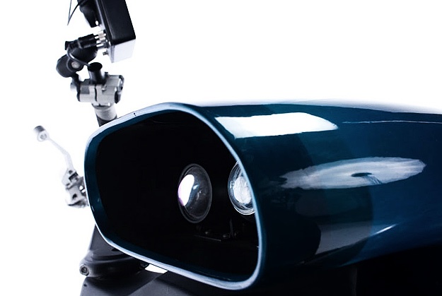 Điểm đặc biệt nữa cần nhắc đến là ống hút khí lớn được mô phỏng theo kiểu đường hút khí ở bụng chiếc máy bay chiến đấu nổi tiếng trong thế chiến thứ II là P-51 Mustang. 