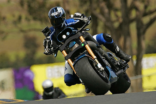 Nguồn cảm hứng để xây dựng nên tác phẩm này đến từ bốn điều khác nhau: Streetfighters (dòng xe chiến binh đường phố), lốp béo, hình dáng cơ bắp kiểu Mỹ và thiết kế theo ngôn ngữ của máy bay chiến đấu. 