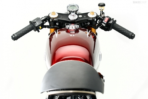 Sau khi hoàn thiện hệ thống treo, trọng tâm chuyển sang bình xăng, đây là công việc khó khăn bởi kết cấu khung của Virago. “Khung chính rộng và cao khiến nó không phù hợp với hầu hết các bình xăng tùy chỉnh, vì vậy, bình xăng phải được chế lại thủ công cho riêng chiếc xe này”. Muốn chiếc xe mang một cái gì đó mang tính biểu tượng và “dễ nhận biết đối với những người hâm mộ dòng Yamaha”, ông đã sửa đổi bình xăng trên chiếc Yamaha RD350 1973 cho phù hợp. Cuối cùng chi tiết này cũng nhận được sự đồng ý của chủ xe. Công việc sơn lại mất khá nhiều công sức, điều quan trọng là màu sắc đặc biệt là lớp bột thủy tinh bao phủ bên ngoài để tạo hiệu ứng lấp lánh.