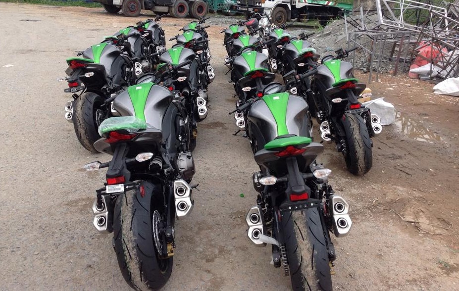 Chiếc Z1000 2014 đầu tiên xuất hiện tại Sài Gòn từ cuối năm 2013, nhưng đây là lần đầu tiên một lô xe có số lượng lớn như thế được nhập về.