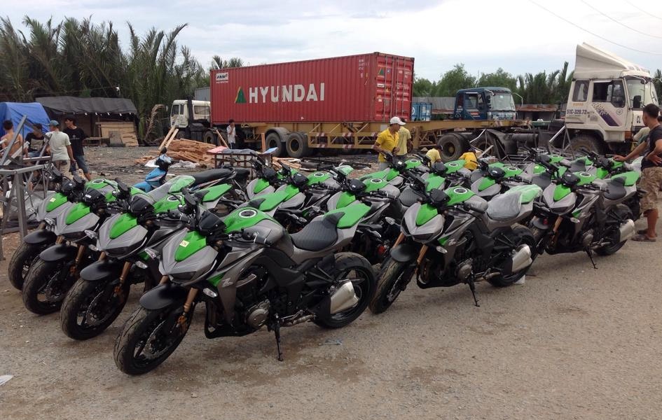 Kawasaki đã tạo nên phong cách dữ dằn, với đèn pha hầm hố theo kiểu mặt quỷ, bình xăng cuồn cuộn cơ bắp và dáng vẻ thuôn gọn phía sau. Nhìn từ mọi góc độ, Z1000 đều như một con mãnh thú chồm mình về phía trước. Chính ngoại hình nổi bật so với những chiếc xe cùng phân khúc nên dòng xe này bán rất chạy tại Việt Nam.