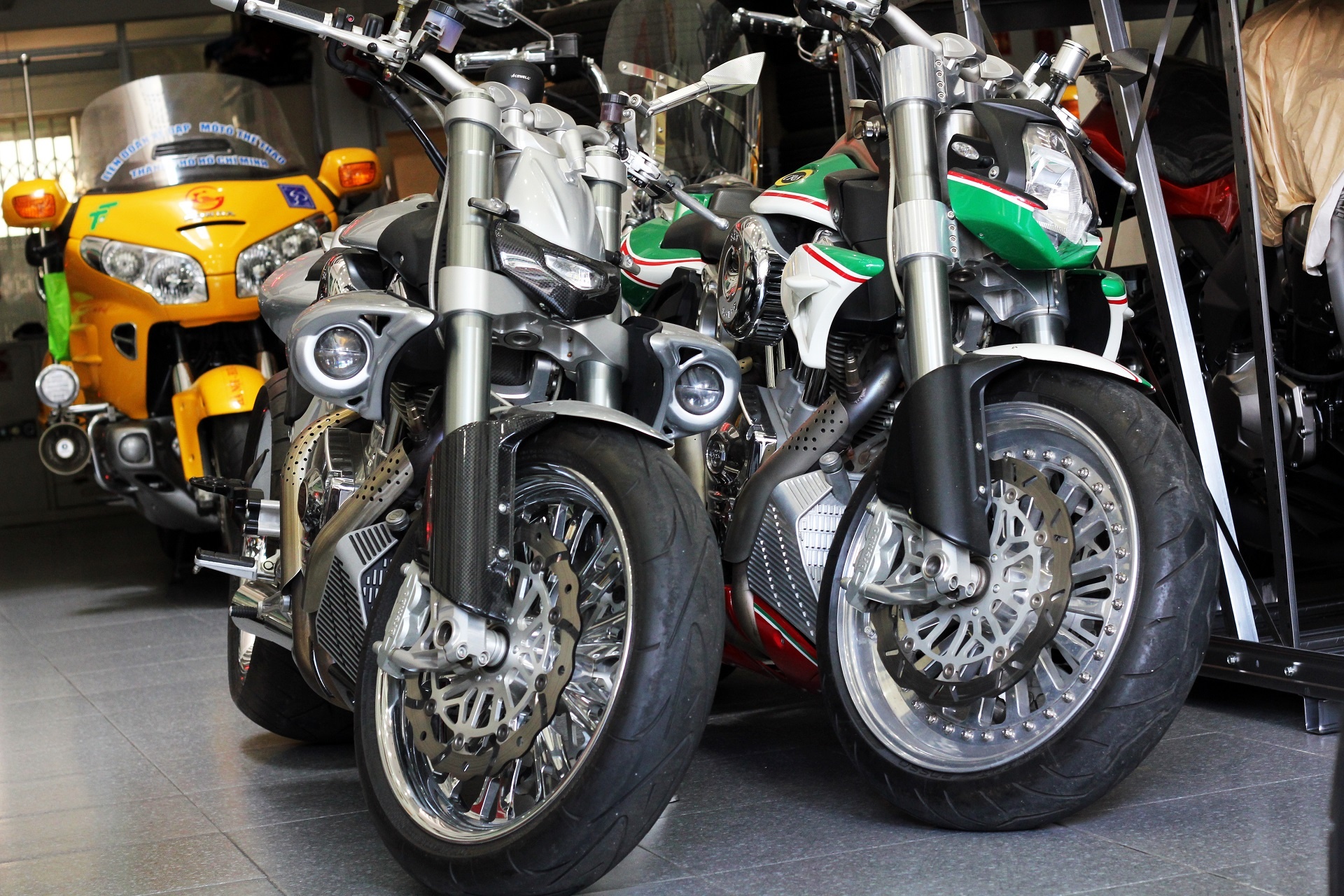 Cap doi sieu moto doc tai Sai Gon hinh anh