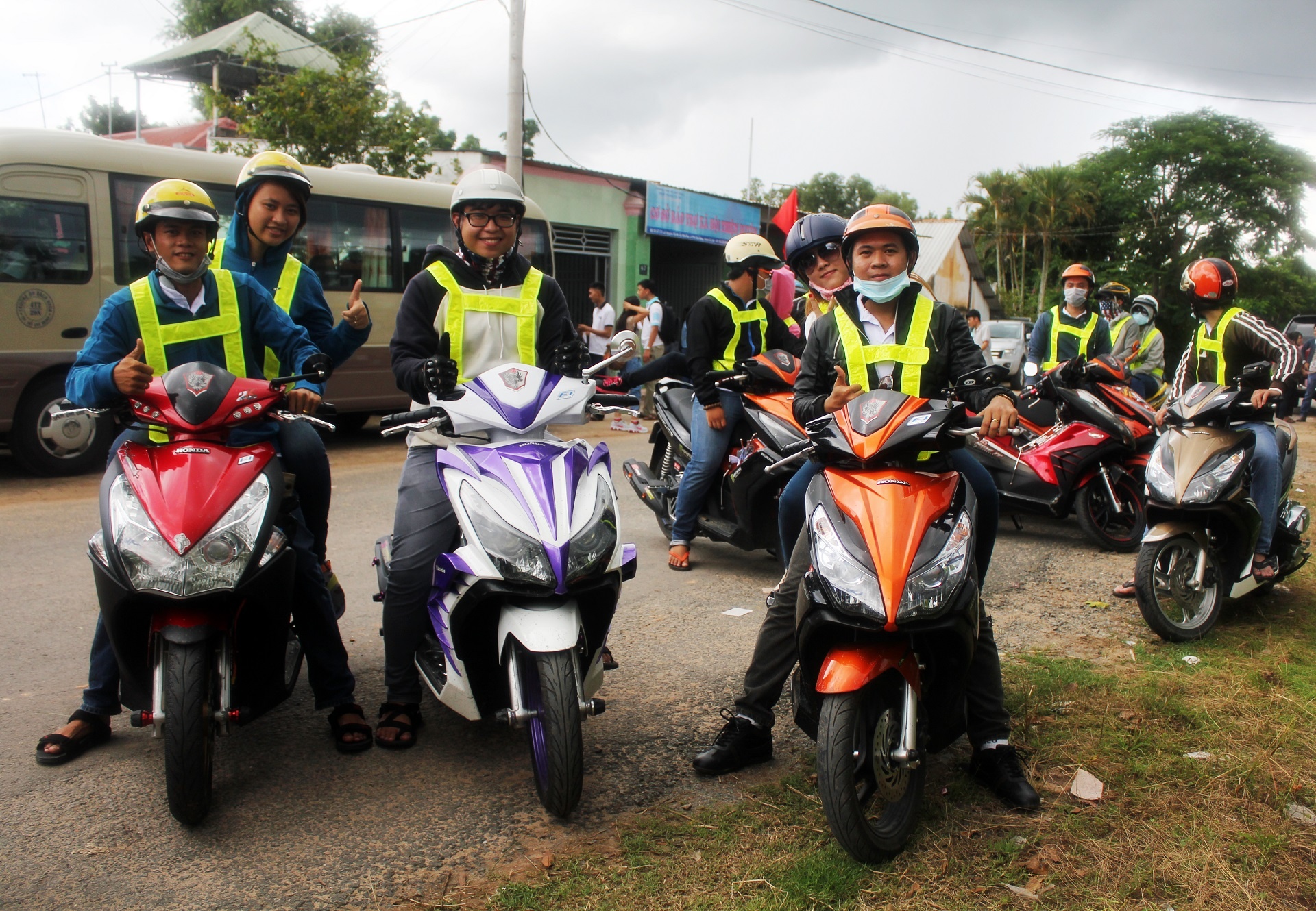 Gan 200 biker phia Nam di phat qua Trung thu hinh anh