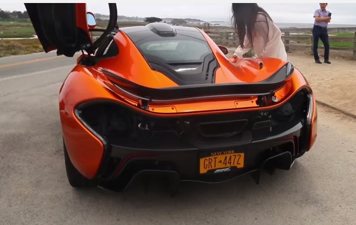 Co gai loay hoay mo cua McLaren P1 hinh anh