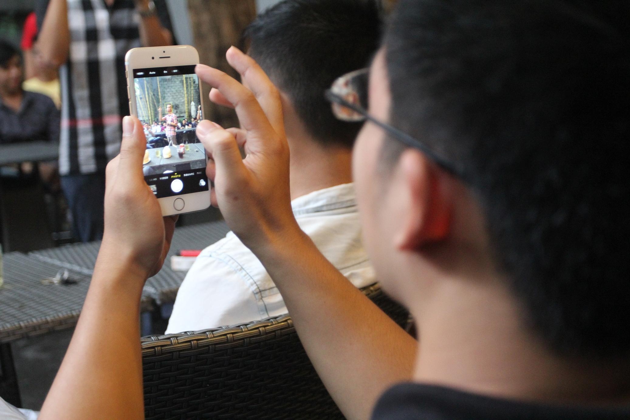 Anh Trần Mạnh Hiệp đánh giá cao về camera của 2 chiếc iPhone 6. Anh cũng nhạn định: Giá iPhone sẽ ổn định hơn trong 1,2 tuần tới.