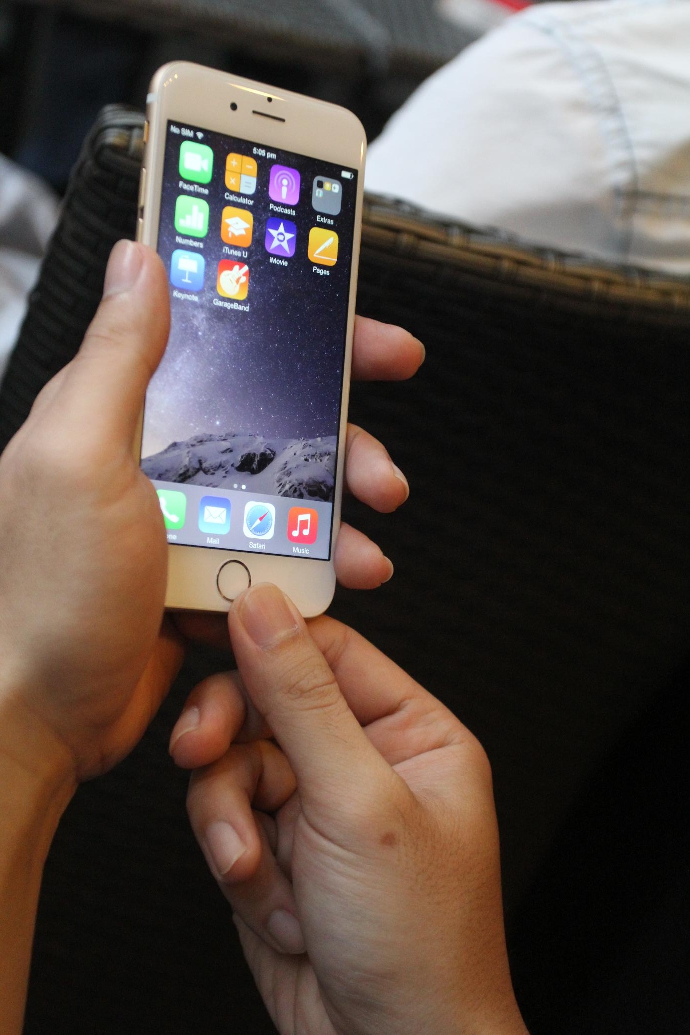 Phím Home đặc trưng của Táo khuyết không có gì thay đổi so với bản tiền nhiệm.