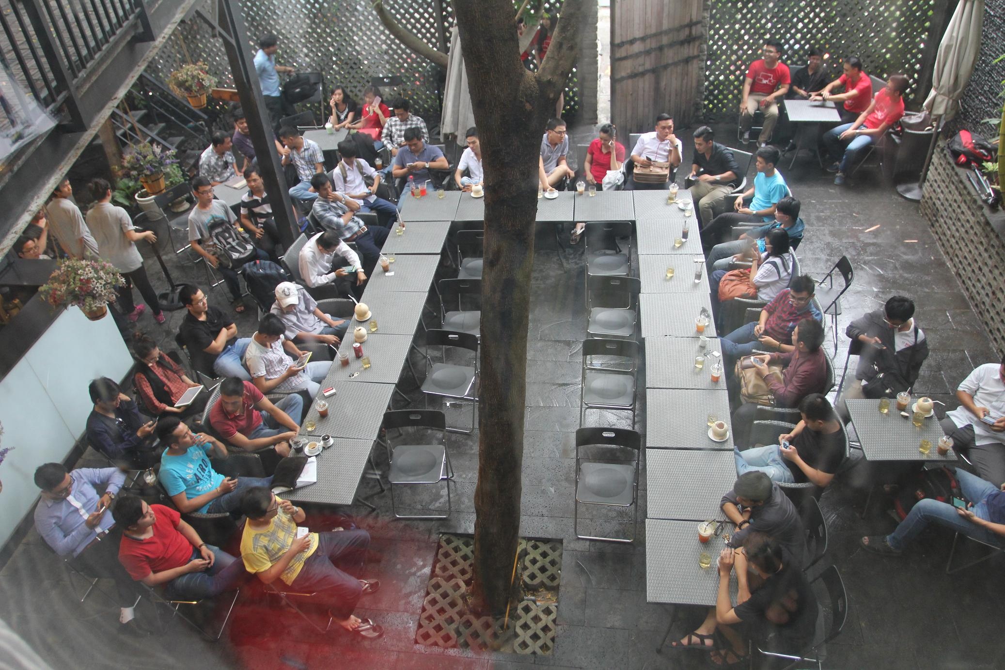 Nhiều người đến từ rất sớm để được trải nghiệm thực tế 2 mẫu iPhone mới.