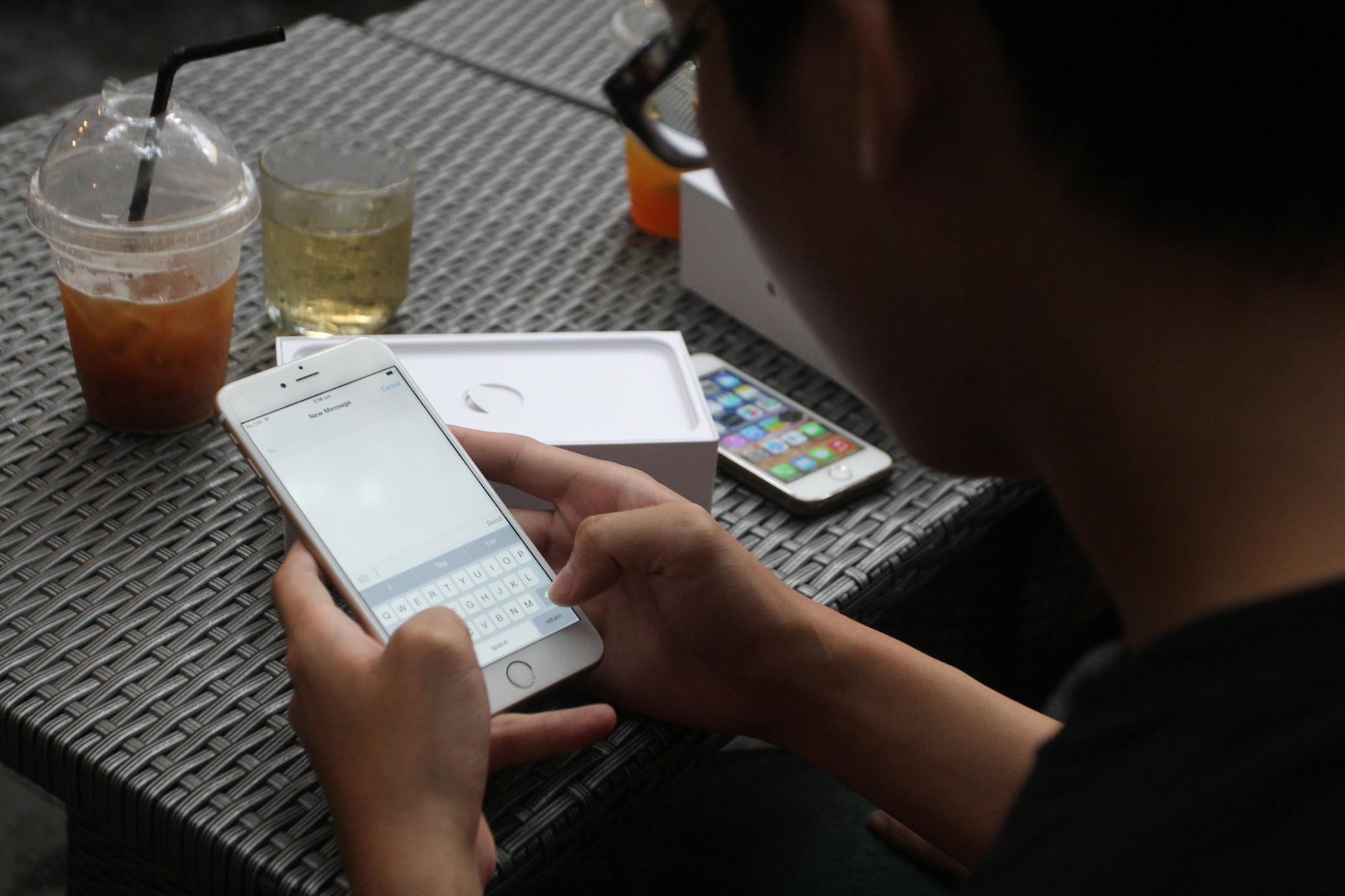 1 trong những chiếc iPhone 6 đầu tiên đến tay người dùng.