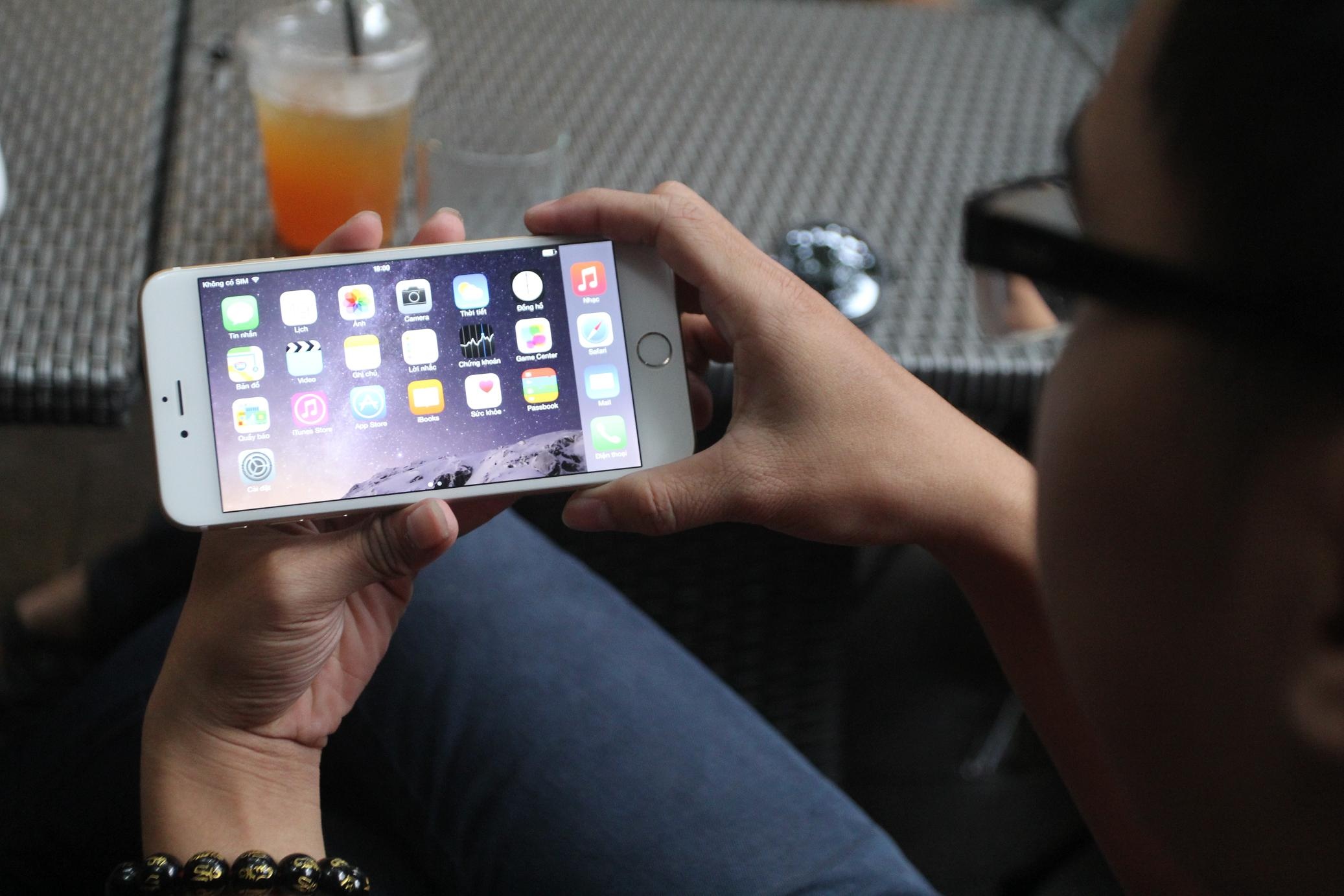 Nhiều người tỏ ra thích thú với giao diện nằm ngang của iPhone 6 Plus.