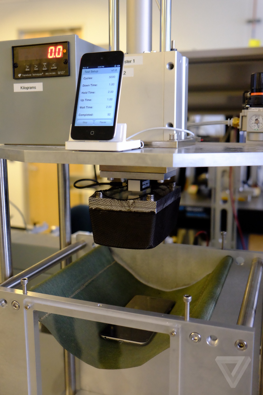 Giả lập như bị người dùng ngồi lên khi để trong túi quần