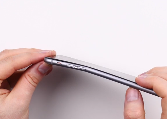 'Chi co 9 khach hang phan nan iPhone 6 Plus bi cong' hinh anh