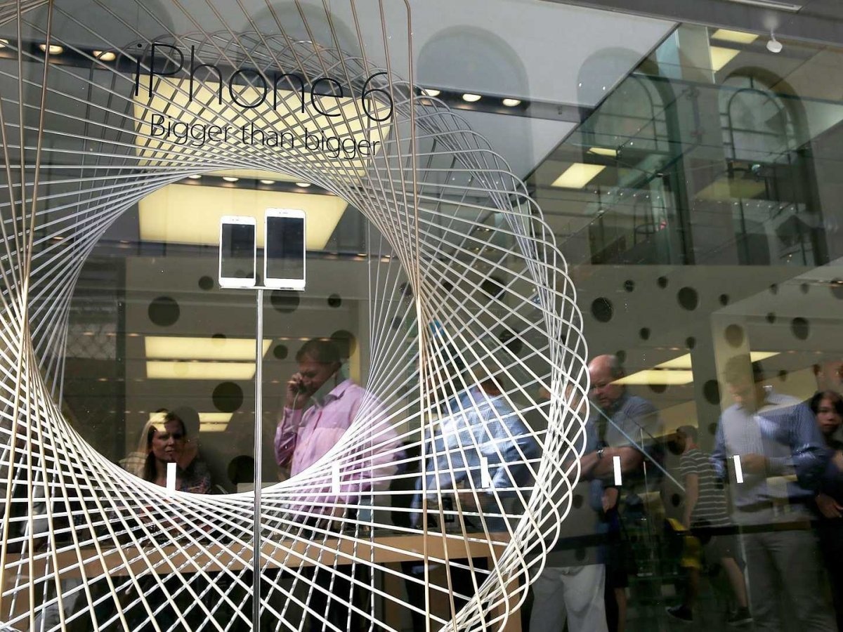 Hai thieu nien be cong iPhone 6 Plus tai Apple Store hinh anh