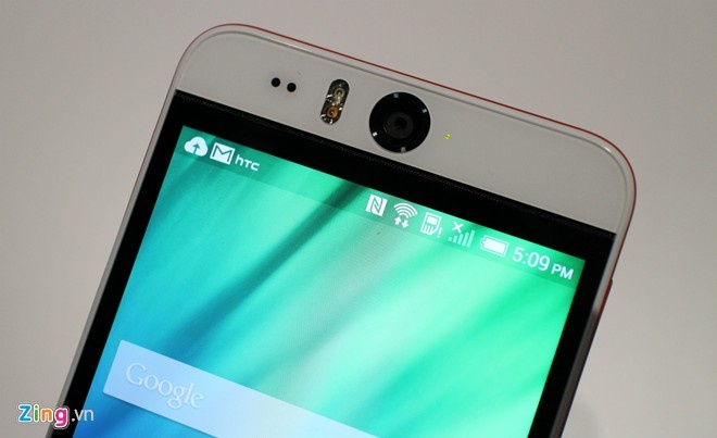 HTC muon dan dau xu huong chup anh selfie voi Desire Eye hinh anh