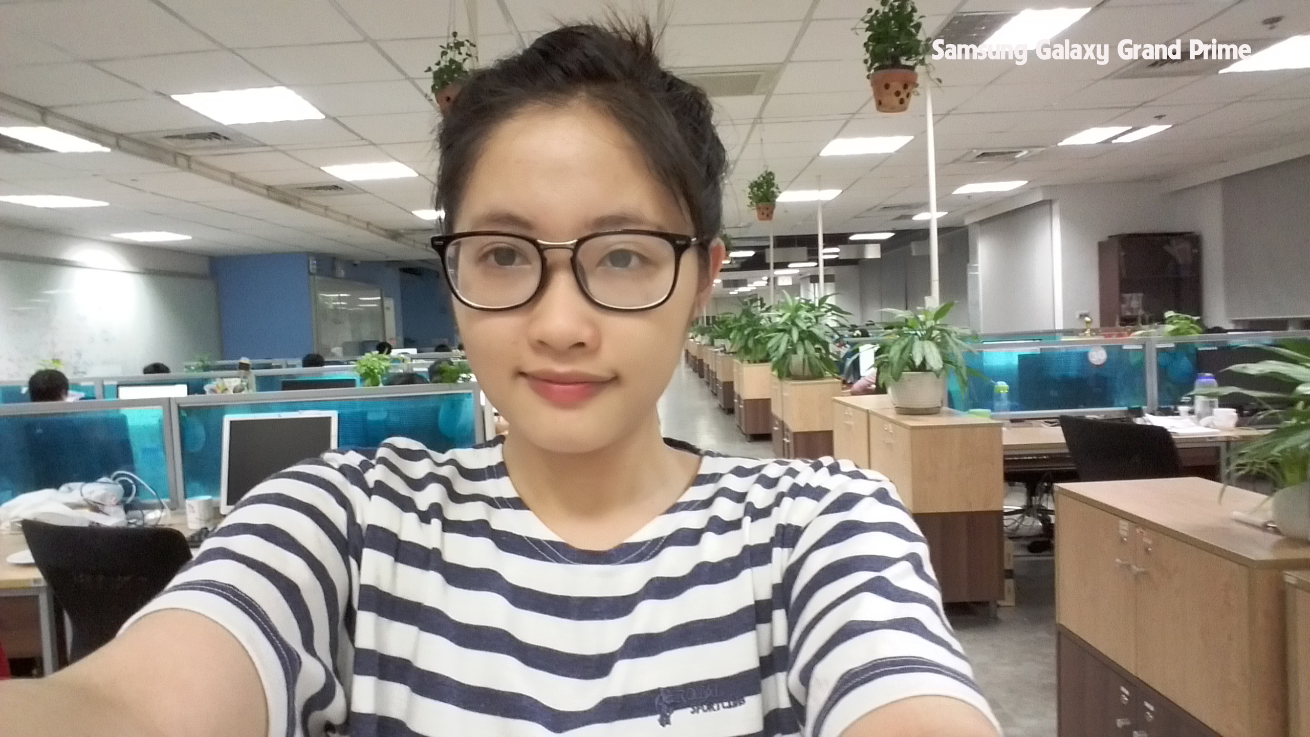 Nokia Lumia 730 va Galaxy Grand Prime do camera truoc 5 MP hinh anh