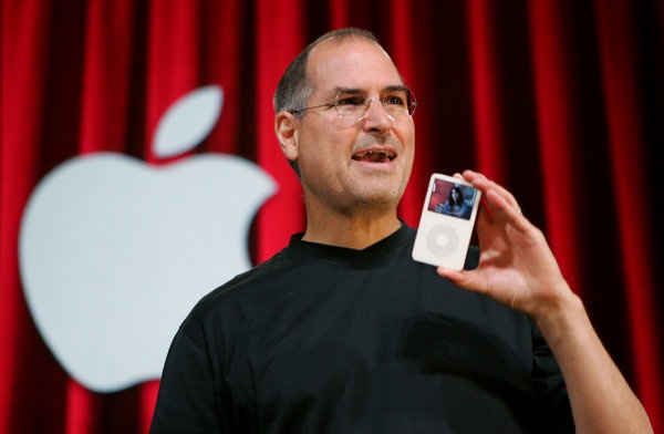 Steve Jobs và chiếc iPod trong một sự kiện năm 2005