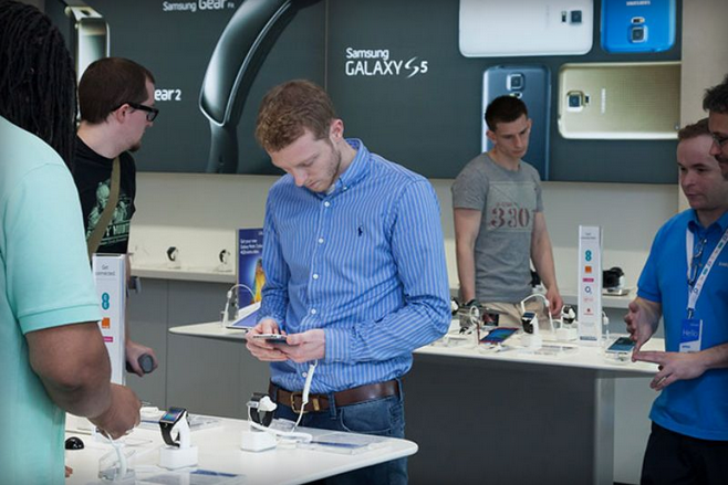 Cua hang lon nhat cua Samsung tai Anh chinh thuc dong cua hinh anh