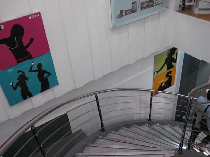 Một góc cầu thang xoáy ốc copy hoàn hảo phong cách của Apple Store.