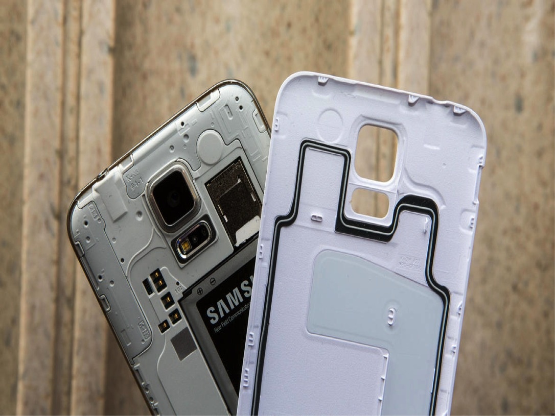 12. Nắp lưng có thể tháo rời Các iFan đều biết rằng Apple sẽ không bao giờ sản xuất một chiếc smartphone với nắp lưng có thể tháo rời để thay pin và thêm thẻ nhớ microSD như người ta vẫn thường làm với những chiếc máy Android. Khả năng này là không thể, nhưng không ít người dùng vẫn nhắc đến chúng với một tia hy vọng mong manh.