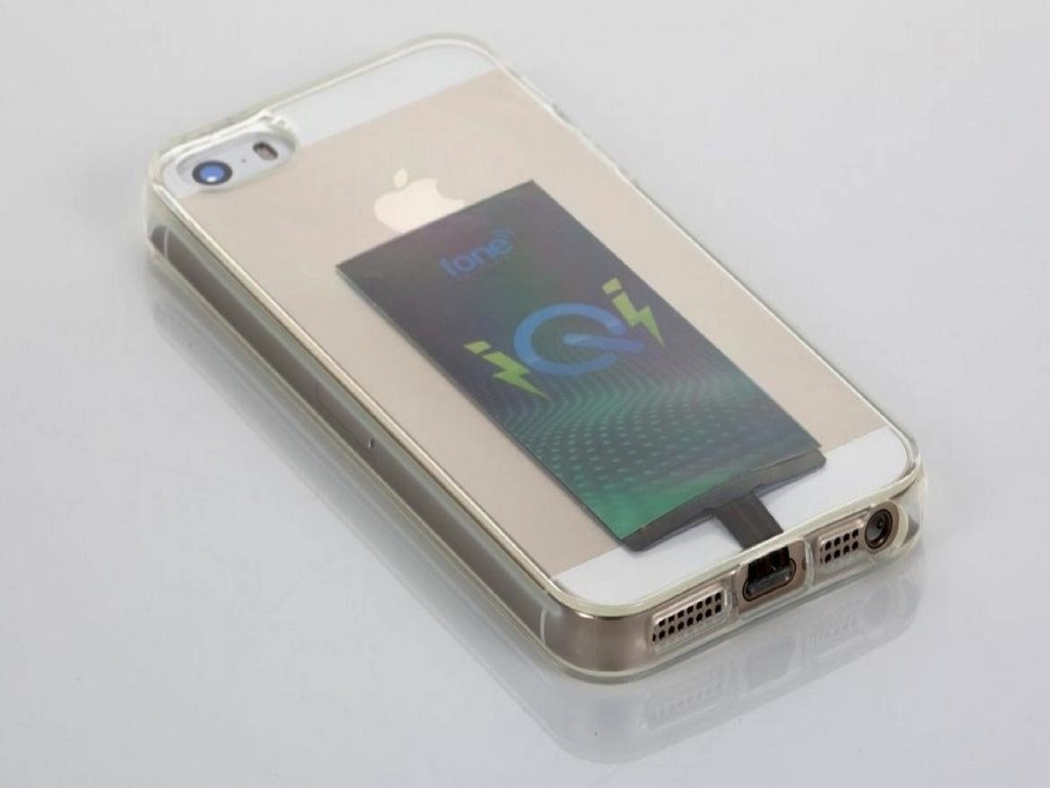 2. Sạc không dây Hiện nay, nếu muốn sử dụng chức năng sạc không dây, người dùng iPhone phải mua bộ chân đế sạc và ốp riêng. Điện năng sẽ được truyền qua cổng Lightning theo chuẩn Qi cho sạc cảm ứng. Một số smartphone như Sony Xperia Z3v đã tích hợp sẵn chức năng sạc không dây theo chuẩn trên. Bên cạnh đó, những hãng sản xuất khác cũng đã chấp nhận case bảo vệ hoặc pin tương thích chuẩn Qi như Samsung với dòng Galaxy S5. Sẽ ra mắt đầu năm 2015, Apple Watch – chiếc đồng hồ thông minh được kỳ vọng của táo khuyết – đã trang bị bộ sạc cảm ứng từ trường. Vì thế, một chiếc iPhone với công nghệ tương tự có lẽ sẽ phù hợp hơn bao giờ hết. Tuy nhiên, thật khó đoán Apple sẽ tiếp tục sử dụng chuẩn Qi, PMA hay sẽ tự đưa ra tiêu chuẩn sạc riêng của mình.