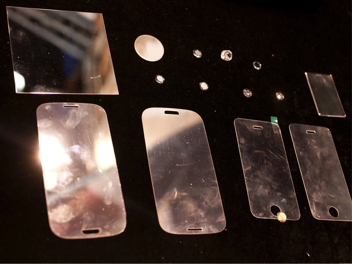 6. Màn hình cường lực Những chiếc iPhone 6 trang bị màn hình sapphire siêu bền chống nứt vỡ đã không thành hiện thực khi đối tác cung cấp sapphire cho Apple đã đệ đơn xin phá sản vì không thể sản xuất được theo tiêu chuẩn táo khuyết đưa ra. Dù không thể chắc chắn rằng liệu Apple có làm màn hình sapphire cho iPhone 7 hay không nhưng người dùng đều rất kỳ vọng về một chiếc smartphone “nồi đồng cối đá” hơn trước các va đập.