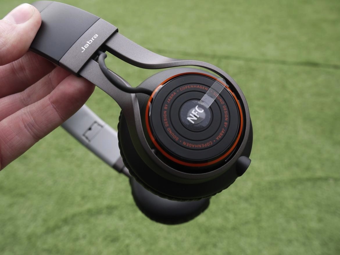 7. Mở rộng thanh toán NFC Apple đã trang bị NFC trên iPhone 6 và 6 Plus để người dùng sử dụng dịch vụ thanh toán điện tử Apple Pay. Tuy nhiên, sẽ tuyệt vời hơn nữa nếu táo khuyết trang bị thêm cho các thiết bị khác (tai nghe, loa ngoài…) chức năng tiện ích này.