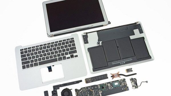 Sẽ thật không may nếu chiếc Macbook bị dính nước và phải đến cửa hàng để tháo tung ra như thế này.