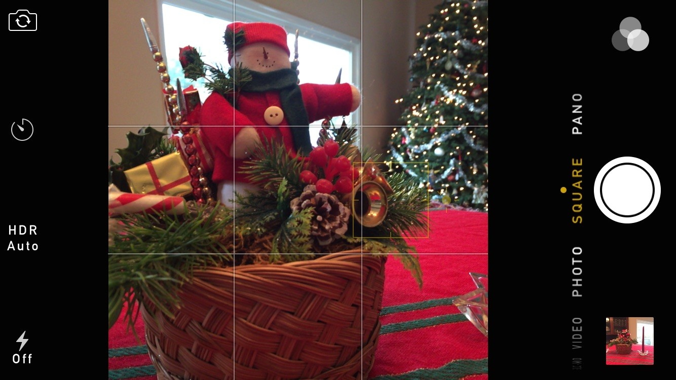 4. Tuân theo quy tắc một phần ba Trên iPhone, Apple đã cung cấp sẵn một “tấm lưới” cho ứng dụng chụp ảnh. Nó sẽ chia khung hình làm chín phần để giúp người dùng chụp ảnh đẹp hơn theo quy tắc một phần ba. Bạn có thể bật tùy chọn này bằng cách truy cập Settings > Photos & Camera và kích hoạt tính năng Grid.