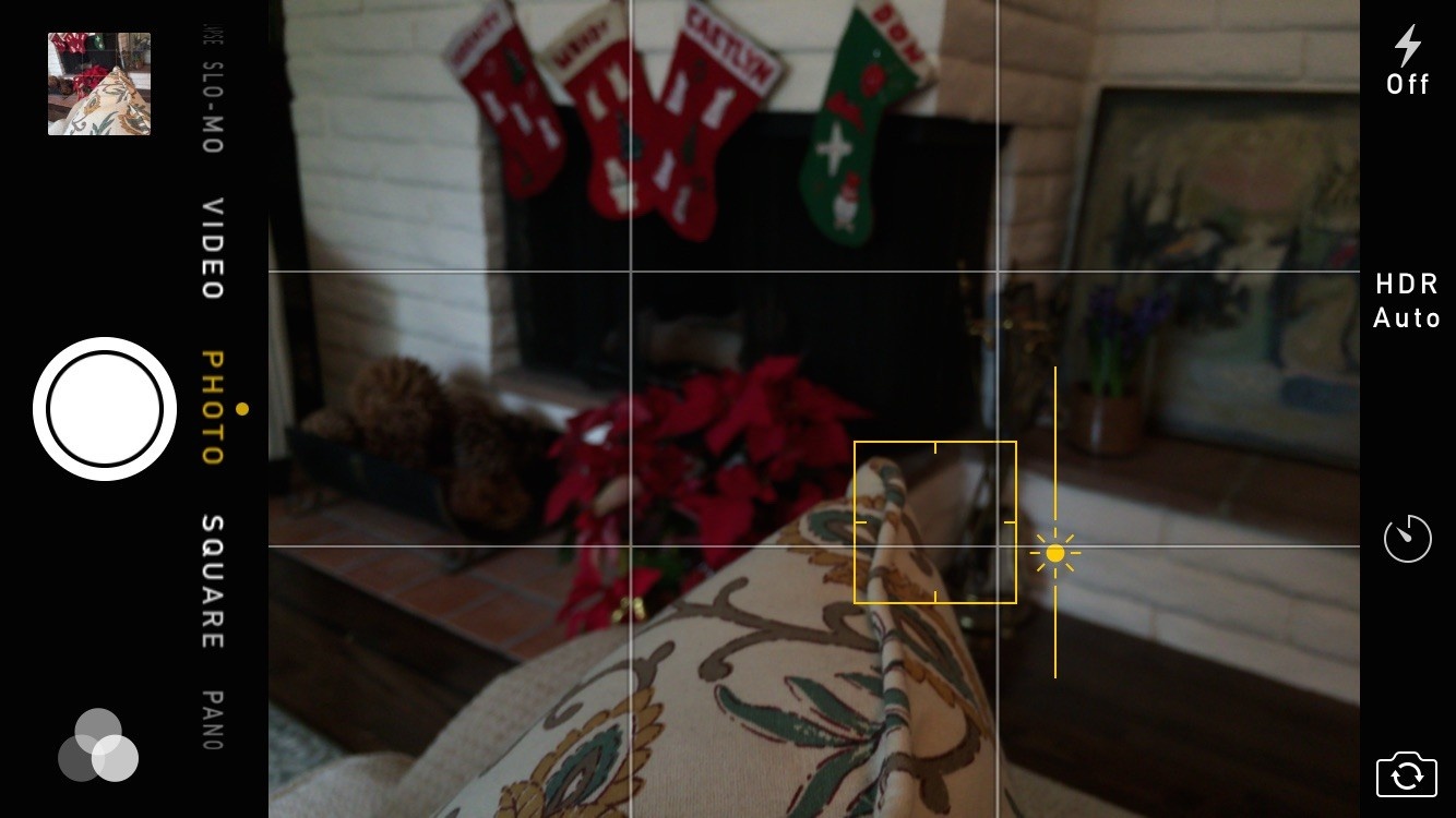 9. Điều chỉnh độ phơi sáng Nếu hình ảnh trên camera bị mờ hoặc thiếu sáng so với mong muốn, bạn có thể chỉnh lại chúng trước khi chụp bằng cách điều chỉnh các thanh trượt tiếp xúc màu vàng bên cạnh ô lấy nét. Việc cần làm là gõ một lần vào giữa ô lấy nét, sau đó trượt biểu tượng mặt trời lên hoặc xuống để điều chỉnh độ phơi sáng.