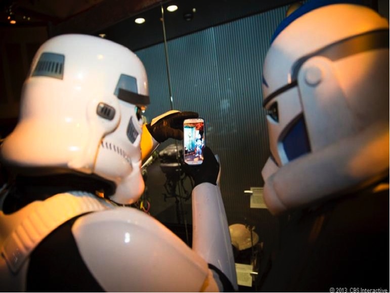 2. Không sao lưu dữ liệu Nếu không có thói quen đồng bộ smartphone, tablet với máy vi tính hay các dịch vụ lưu trữ đám mây, bạn sẽ mất tất cả dữ liệu của mình – danh bạ, hình ảnh, video… nếu vô tình bị hỏng hay mất cắp thiết bị. Việc đưa dữ liệu lên đám mây cũng sẽ giúp bạn dễ dàng quản lý, sử dụng chúng và giải quyết công việc mọi lúc, mọi nơi. Kể cả khi bạn bỏ quên tablet ở nhà hay smartphone hết pin thì bạn vẫn có thể làm việc tại văn phòng với những dự liệu đã được sao lưu vào laptop trước đó. Vì thế, bạn nên tải về một ứng dụng tự động sao lưu các dữ liệu từ các thiết bị công nghệ của mình lên đám mây. Có rất nhiều ứng dụng kiểu này: Google Drive, Dropbox...