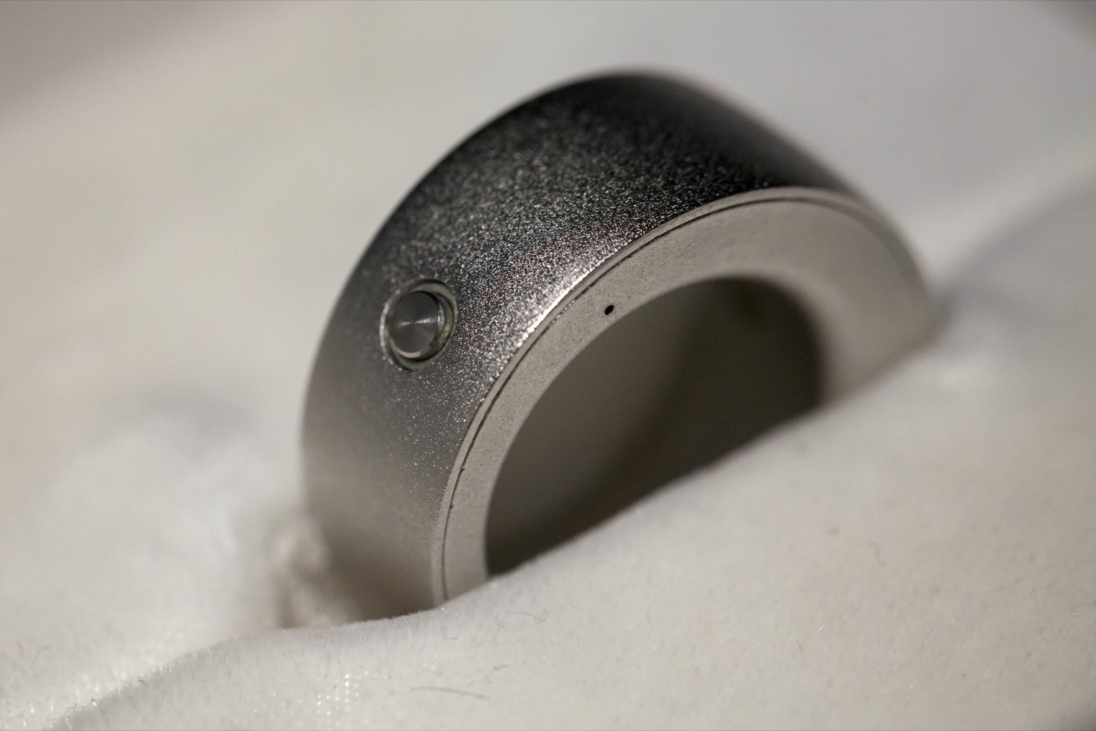 Nhẫn thông minh Logbar Inc - một khái niệm hoàn toàn mới với cộng đồng công nghệ, cho phép người dùng điều khiển các thiết bị từ xa. (Ảnh: Michael Nagle/Bloomberg).