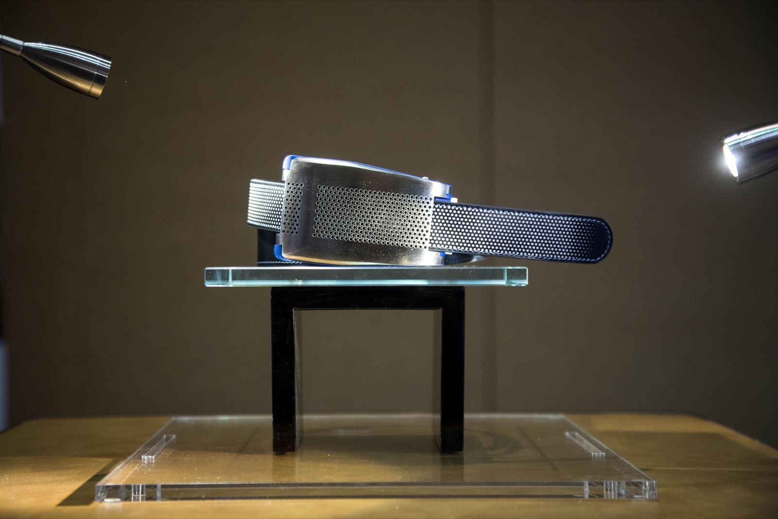 CES năm nay chứng kiến sự lên ngôi của các thiết bị đeo người. Trong ảnh là một chiếc thắt lưng thông minh mang thương hiệu Emiota. (Ảnh: Michael Nagle/Bloomberg/Getty Images).