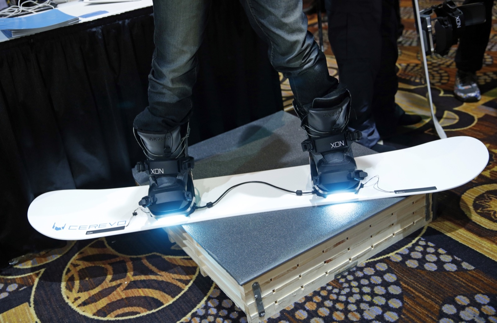Không cần phải trượt tuyết ở đâu xa, người dùng có thể tập luyện môn thể thao thú vị này ngay tại nhà với Cerevo XON Snow-1 - thiết bị có cảm biến áp suất để phân tích kỹ năng trượt tuyết của bạn. (Ảnh: AP Photo/John Locher).