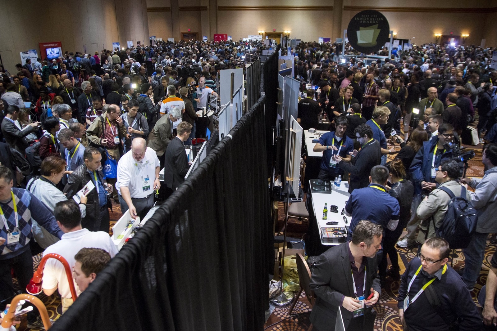 Giới báo chí truyền thông từ khắp thế giới đổ dồn về ngày hội công nghệ lớn nhất hành tinh. (Ảnh: Michael Nagle/Bloomberg/Getty Images).