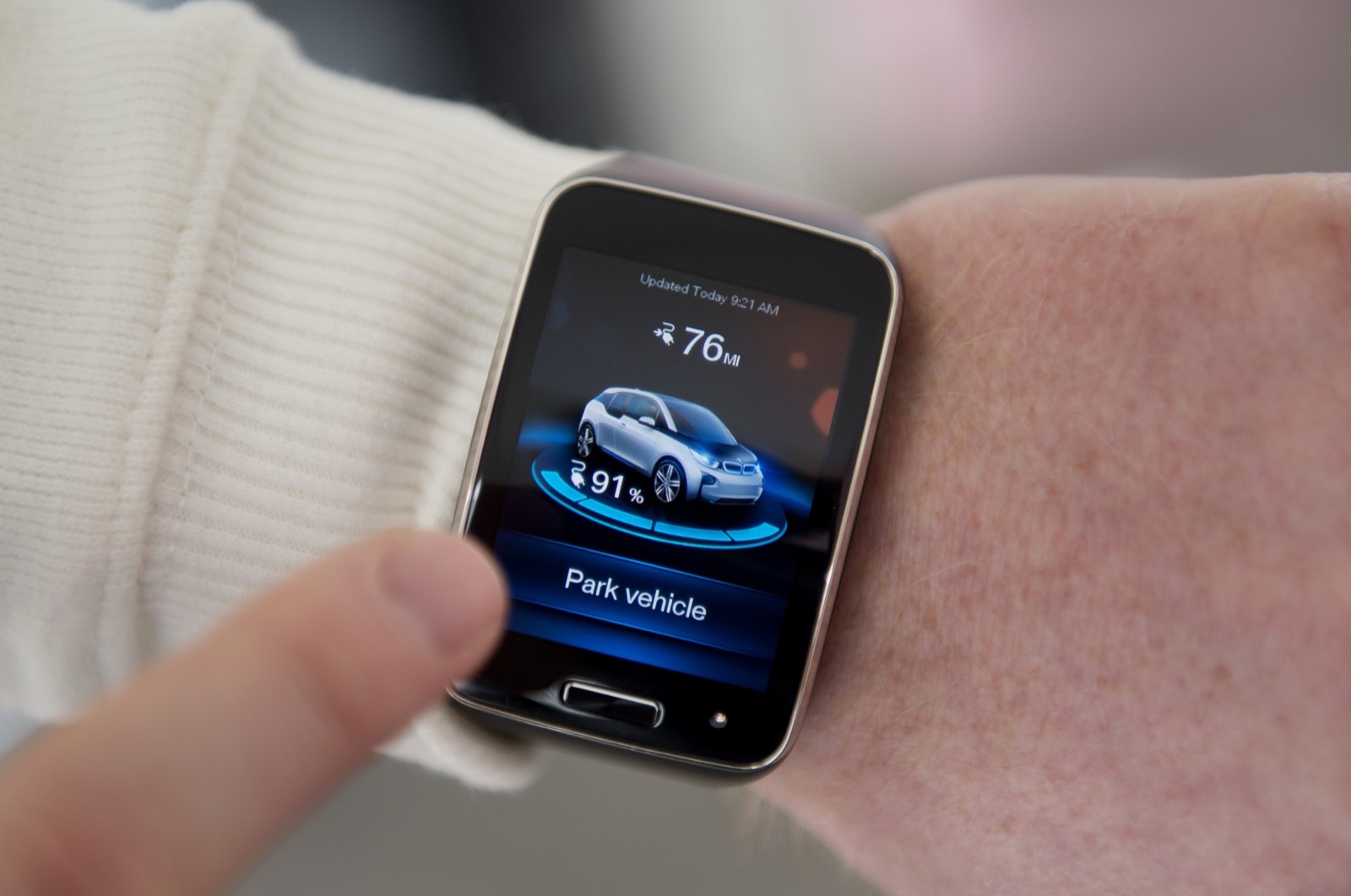 Đồng hồ thông minh đang điều kiển ô tô BMW Bayerische Motoren Werke AG i3. Nhờ ứng dụng được kết nối với chiếc BMW, người dùng có thể đậu xe từ xa. (Ảnh: David Paul Morris/Bloomberg).