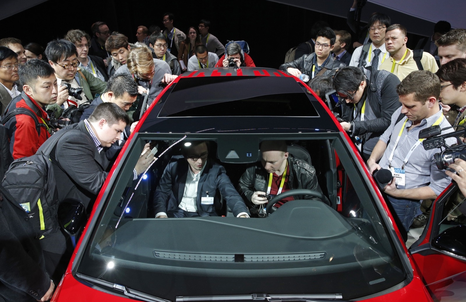 Các phóng viên vây quanh Golf R Touch - chiếc ô tô có màn hình cảm ứng của Volkswagen. (Ảnh: AP Photo/John Locher).