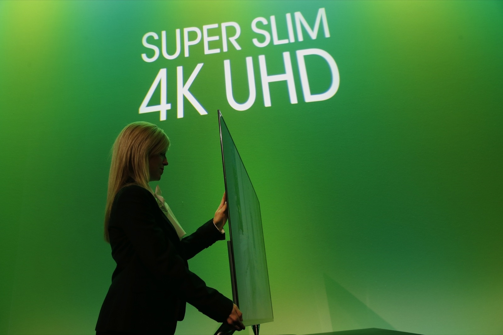 Sharp góp mặt với TV Super Slim 4K UHD siêu mỏng, siêu nét. (Ảnh: Patrick T. Fallon/Bloomberg).